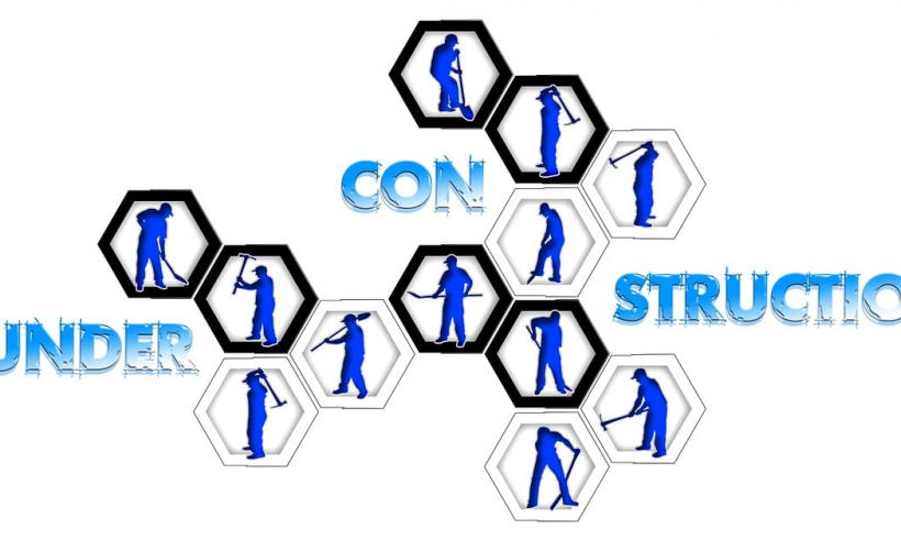 如何优化MySQL查询中的去重操作，使用DISTINCT与GROUP BY的比较分析？