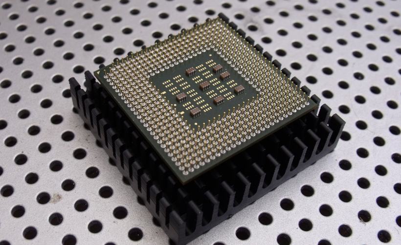 服务器中的GPU与CPU，它们在功能和性能上有何不同？